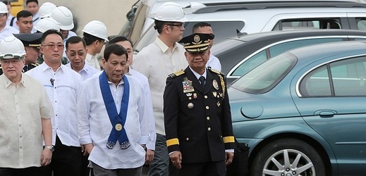 Filipínský prezident Rodrigo Duterte (uprostřed).