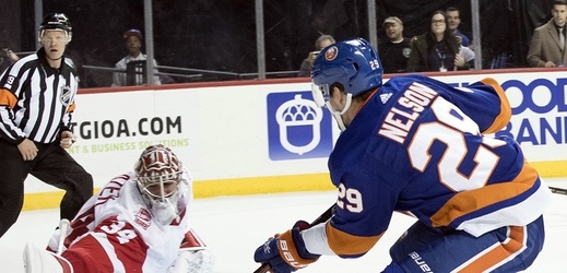 Český brankář Petr Mrázek v zápase proti New York Islanders.