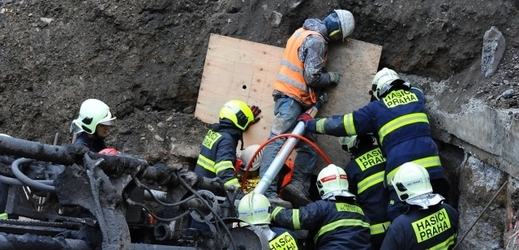 Dělníka v Praze zavalila vrtná souprava, byl vážně zraněn.