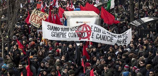 Antifašistická demonstrace v italské Maceratě.