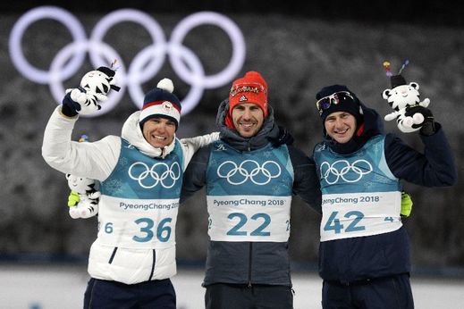 Radující se trio nejlepších z olympijského závodu biatlonistů včetně stříbrného Michala Krčmáře (vlevo).