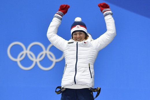 Česká biatlonistka Veronika Vítková se raduje z bronzové medaile.