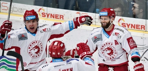 Hokejista Martin Růžička se svými spoluhráči z Třince.
