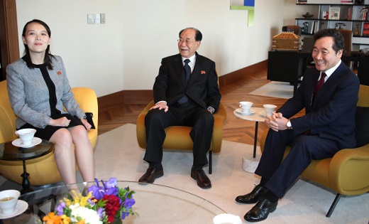 Zleva: Kim Jo-čong, sestra severokorejského vůdce Kim Čong-una, formálně nejvyšší představitel KLDR Kim Yong Nam a jihokorejský premiér Lee Nak-yeon.