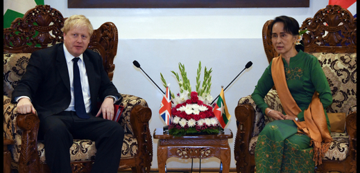 Britský ministr zahraničí Boris Johnson s barmskou civilní vůdkyní Do Aun Schan Su Ťij.