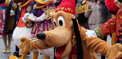 Disneyovská postavička psa Pluta (vepředu).
