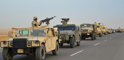 Proti teroristům na Sinajském poloostrově zasahují egyptské pozemní, letecké i námořní jednotky.