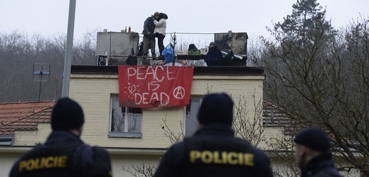 Policisté na snímku z 10. února 2018 monitorují skupinu squatterů, kteří o den dříve večer obsadili opuštěnou usedlost Šatovka v Šáreckém údolí v Praze.