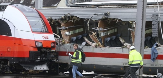 Dva osobní vlaky se srazily na jihu Rakouska.