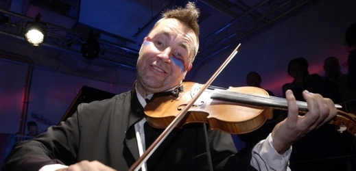 Britský houslista Nigel Kennedy.