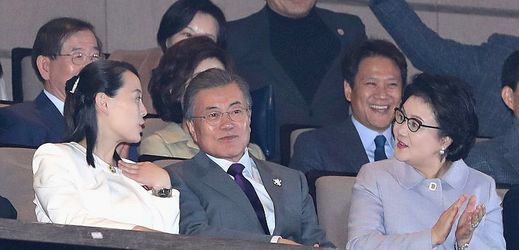 Sestra severokorejského vůdce Kim Čong-una Kim Jo-čong (vlevo) společně s jihokorejským prezidentem Mun Če-inem a jeho manželkou.