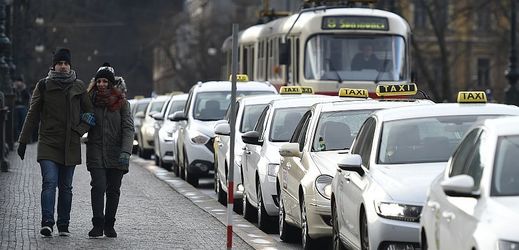 Stovky taxikářů protestujících proti alternativním službám typu Uber vyjely 12. února 2018 odpoledne z pražského Strahova směrem k Národnímu divadlu. Na snímku jsou na mostě Legií.