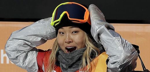 Mladá snowboardistka Kimová slaví olympijské zlato.