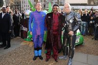 Postavy z Červeného trpaslíka. Zleva desátník Arnold Rimmer, Kocour a android Kryton.