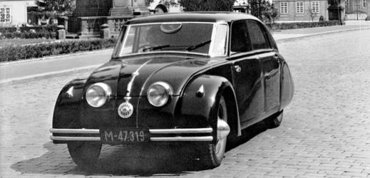 Legendární Tatra 77 se stala prvním sériově vyráběným vozem s aerodynamickou karosérií. 