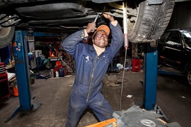 Africký král pracuje v Německu jako automechanik. A je spokojený on i jeho lid.