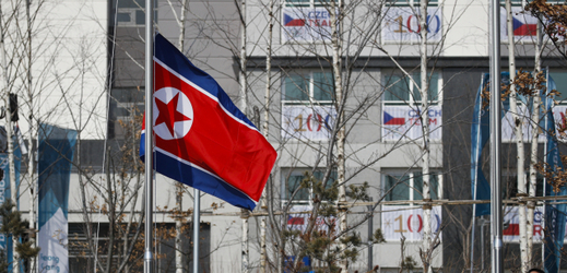 Severokorejská vlajka je vztyčena na přivítání olympioniků z KLDR. 