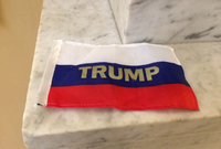 Ruská vlaječka s jménem vítězného prezidentského kandidáta Donalda Trumpa. 