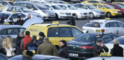 Sjezd taxikářů na pražském Strahově.