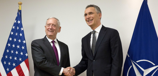 Generální tajemník NATO Jens Stoltenberg (vpravo) a ministr obrany USA Jim Mattis (vlevo).