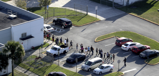 Studenti opouštějí budovu školy ve městě Parkland.