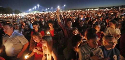 Lidé zapálili svíčky na počest obětí útoku na floridské škole.