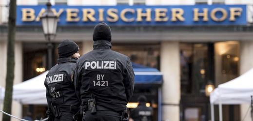 Policejní hlídka před hotelem Bayerischer Hof v Mnichově, kde se koná bezpečnostní konference.