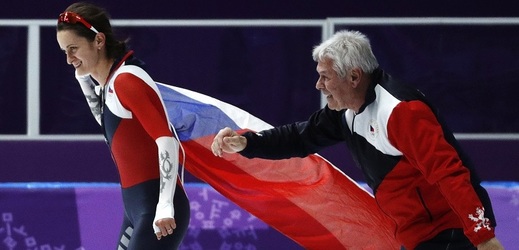 Petr Novák slaví stříbrnou medaili své svěřenkyně.