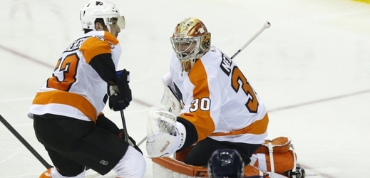 Gólman Michal Neuvirth pomohl Flyers k vítězství proti Columbusu.