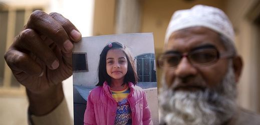 Otec zabité sedmileté holčičky Zajnab Ansáríové.
