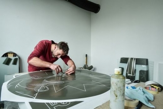 Na snímku z 16. února Zdeněk Kudláček připravuje předlohu pro malování na skleněnou desku.
