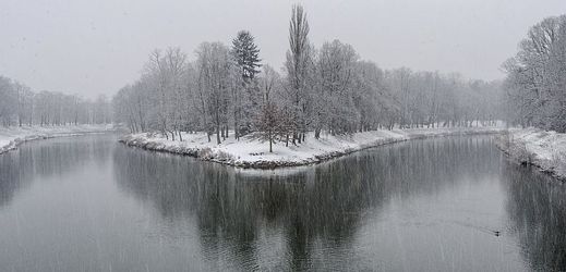 Hradec Králové zasáhlo 16. února sněžení. Na snímku je soutok řek Labe a Orlice.