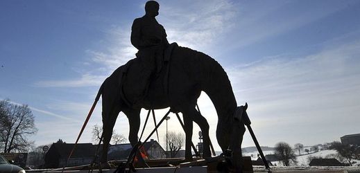 Bronzová jezdecká socha Masaryka se skloněnou hlavou koně patří mezi netypické soch, které vznikly v slévárně v Horní Kalné.