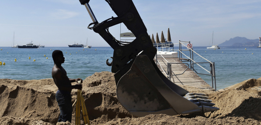 Příprava pláží pro filmový festival v Cannes. 