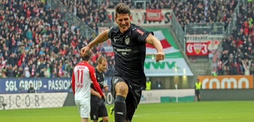 Mario Gómez se raduje ze vstřelené branky na hřišti Augsburgu.