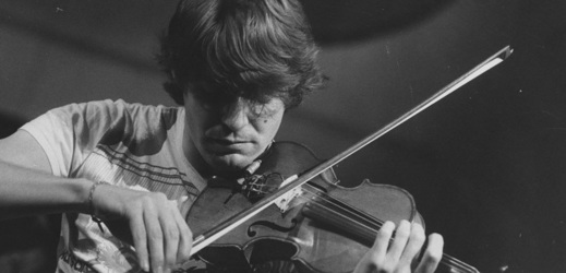 Francouzský houslista Didier Lockwood při koncertě v roce 1985.