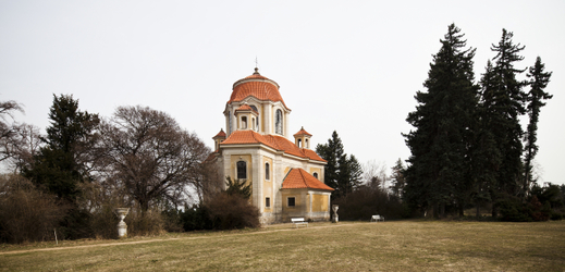 Kaple sv Anny u zámeckého parku Horního zámku v Panenských Břežanech.