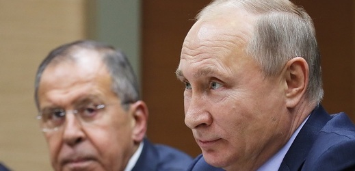 Ruský prezident Vladimir Putin (vpravo).