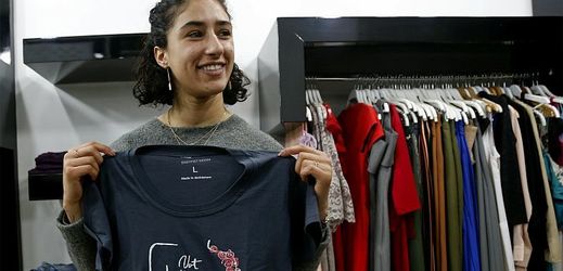 Palestinsko-americká aktivistka drží tričko s nápisem "Not yout habibti" (Nejsem tvůj miláček).