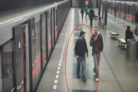 Snímek z videonahrávky, kde neznámý pachatel nakopne jedno z oken metrové soupravy.