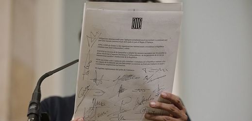 Bývalá poslankyně katalánského parlamentu Anna Gabrielová čte prohlášení o katalánské nezávislosti.