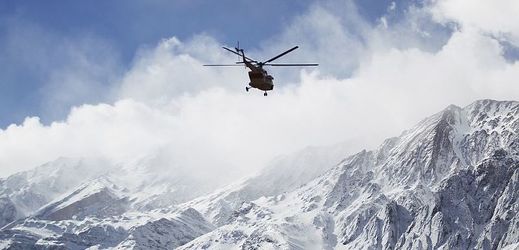 Záchranářská helikoptéra během pátrací akce po troskách íránského letadla.