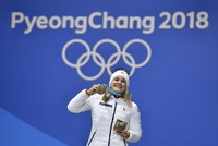Karolína Erbanová se raduje ze zisku olympijské medaile.