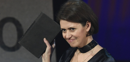 Bianca Bellová získala 4. dubna v Praze cenu Kniha roku v soutěži Magnesia Litera 2017. Ocenění obdržela za knihu Jezero.