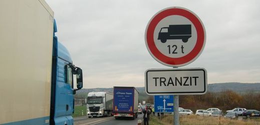 Značka zakazující průjezd kamionů nad 12 tun.