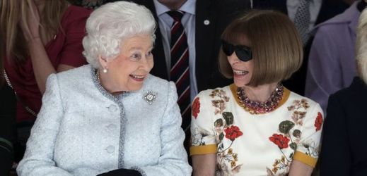 Britská královna seděla vedle šéfredaktorky módního magazínu Vogue Anny Wintourové.