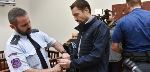 Pavel Fantyš s policejní eskortou. 