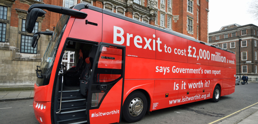 Červený autobus se sloganem o dopadech brexitu.