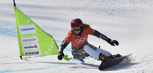 Ester Ledecká při tréninku na snowboardový závod.