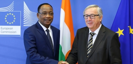Zleva Issoufou Mahamadou a předseda Evropské komise Jean-Claude Juncker.